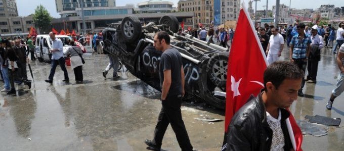 manifestantes-praca-taksim-turquia democracia