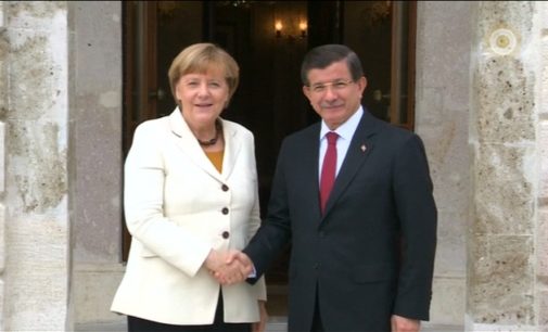 Merkel se encontra com Davutoglu para debater a questão de imigrantes