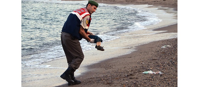 Foto de criança síria morta em praia turca torna-se símbolo de crise migratória