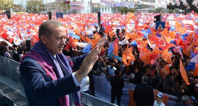 “Sociedade turca está profunda e perigosamente dividida”