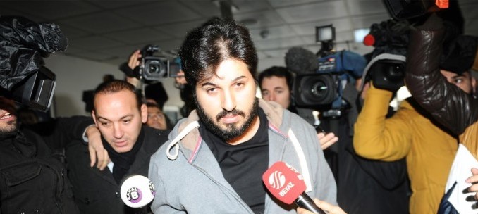 Reza Zarrab é cercado por jornalistas em uma delegacia de polícia em Istambul em dezembro de 2013, em um inquérito que levou à renúncia de três ministos do gabinete. Getty Images