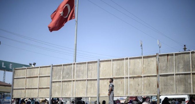 Sem dinheiro para chegar à Europa, refugiados ficam retidos na Turquia