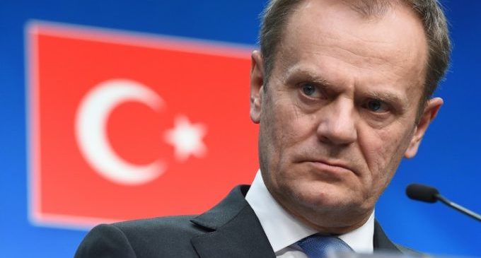 Tusk vai à Turquia pedir mais cooperação na crise de refugiados
