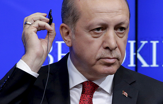 erdogan-presidente-turquia-fone-ouvido-ditador-autoritario repressão