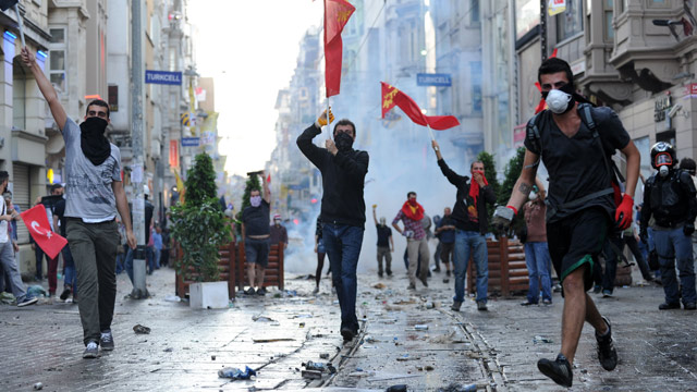 manifestantes-turquia-pkk-bandeiras-mascaras passeio no parque