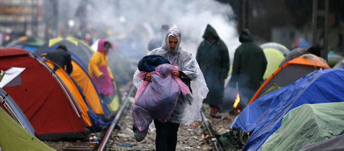 refugiados-grecia-acampamento-barracas-trilho-sirios