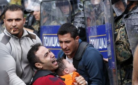 refugiados-migrantes-imigrantes-sirios-macedonia-europa-policia