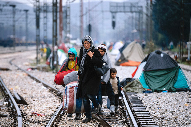 refugiados-migrantes-sirios-linha-trem-grecia-macedonia-familia