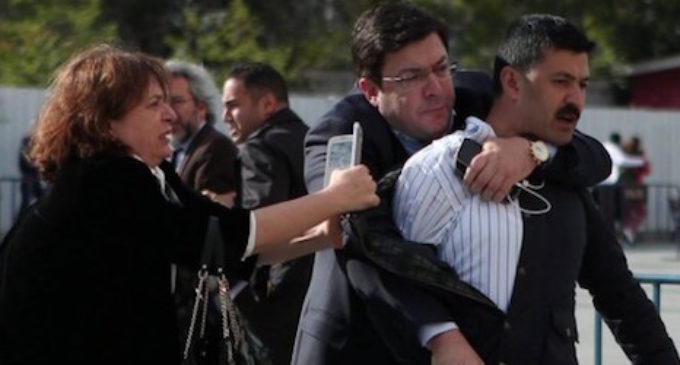 Jornalista opositor turco escapa de assassinato em frente a tribunal