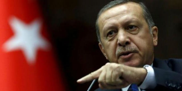 erdogan-apontando-bandeira-turquia-presidente terrorismo
