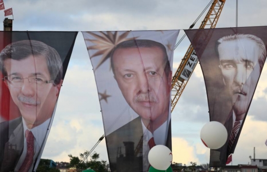 lei antiterror erdogan-davutoglu-ataturk-bandeiras-rostos-turquia-presidente-primeiro-ministro