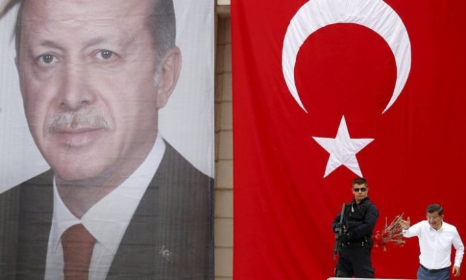 renúncia erdogan-presidente-turquia-davutoglu-primeiro-ministro-bandeira-poster