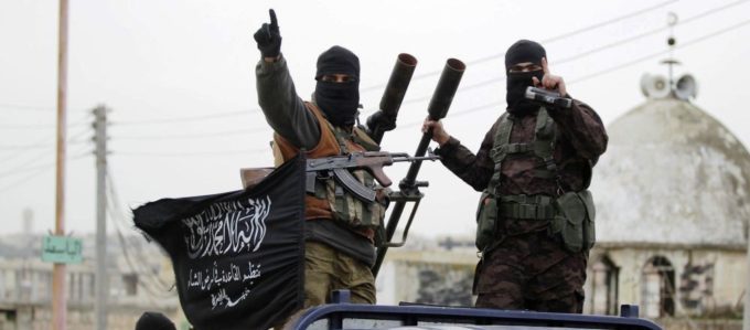 estado-islamico-militantes-bandeira-armas-carro-siria-civis