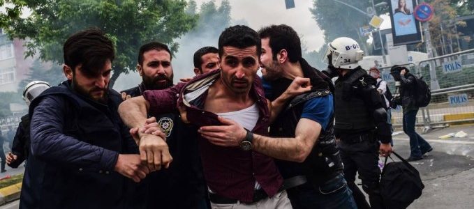modelo istambul-policiais-prendem-manifestante-turquia