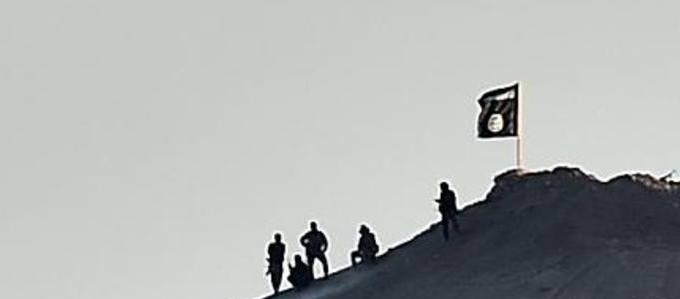 jihadistas-kobane-estado-islamico-siria-turquia-fronteira-montanha-bandeira