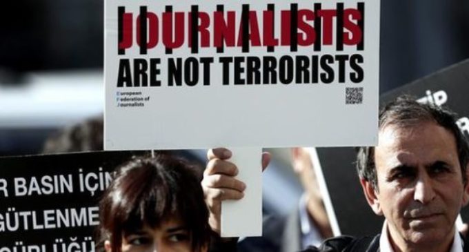 Erdogan quer incluir jornalistas em lei antiterrorismo