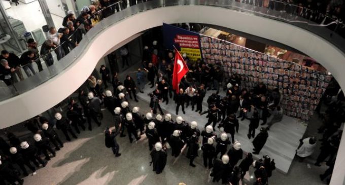 Polícia invade o Zaman, maior jornal da Turquia