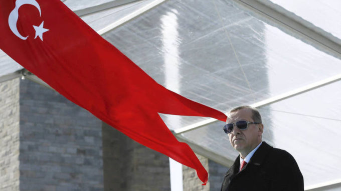 presidencialismo presidente-turco-erdogan-bandeira-turquia-oculos-escuros-vento