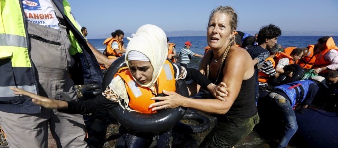 refugiados-desembarcam-grecia-praia-barco
