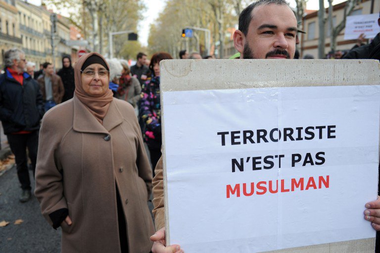 atentados terroristas terrorismo-paris-franca-marcha-protesto-cartaz-muculmano-isla-atentado