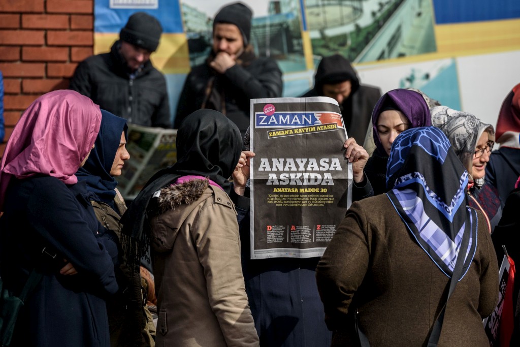 zaman-mulheres-protesto-turquia-jornal-capa-fechar-censura