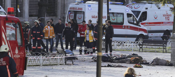 ambulancias-resgatam-mortos-e-feridos-em-explosao-proxima-a-mesquita-azul-em-istambul-na-turquia-12-de-janeiro-de-2016 atentado