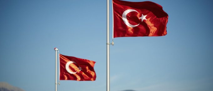 situação econômica análise bandeiras-turquia-anistia-internacional-turquia-nao-segura-refugiados