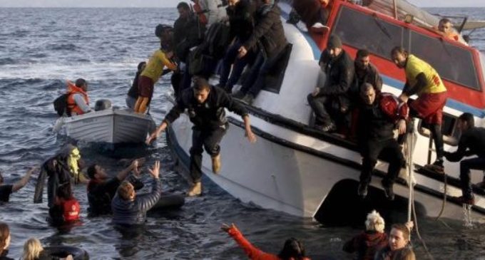 700 pessoas em barco que naufragou na Grécia