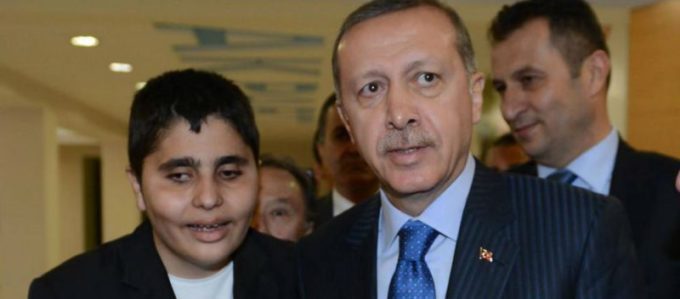 cuneyt-arat-jornalista-deficiente-visual-cego-turco-detido-insultar-erdogan