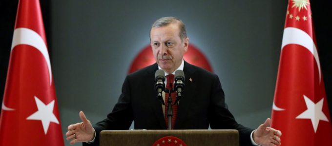 erdogan-presidente-turquia-discurso-bandeira-pulpito-perigoso-estado-islamico-atentado-instambul-aeroporto