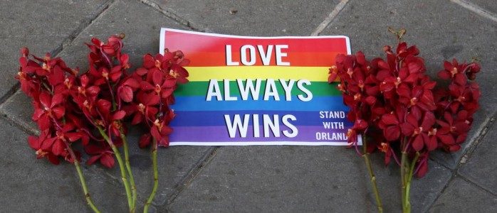 jornal love-always-wins-bandeira-lgbt-gay-amor-sempre-vence-orlando-florida-tiroteio-boate-pulse