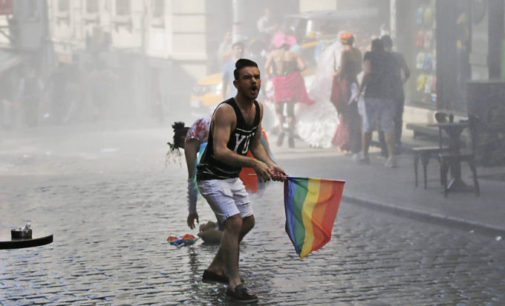 Parada Gay é reprimida pela polícia na Turquia