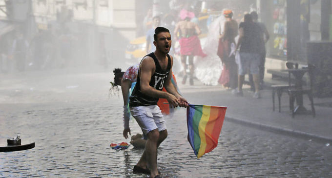 Parada Gay é reprimida pela polícia na Turquia