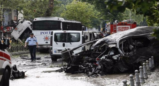 policial-turco-perto-do-carro-bomba-ataque-atentado-istambul ataque terrorista