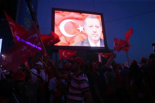 Erdogan presidente turquia golpe telao bandeira multidao caca as bruxas