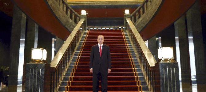 erdogan-presidente-turquia-palacio-labirinto-sozinho-russia-israel-eua-minotauro