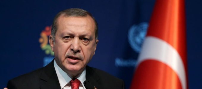 erdogan-presidente-turquia-redes-sociais-twitter-facebook-censura-ataques-processos-aeroporto-istambul-atentado