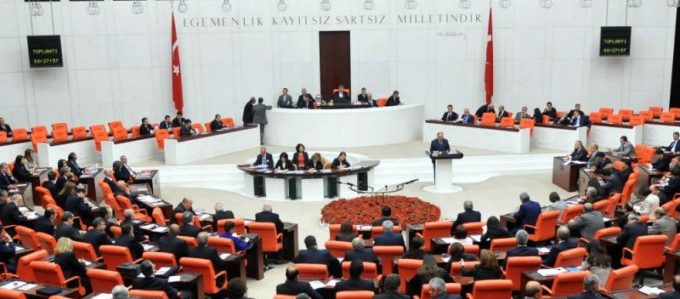 parlamento turco aprova estado de emergência erdogan golpe militar fracassado
