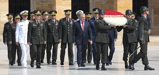 homenagem militares mortos turquia golpe primeiro minitro turco binali yildirim