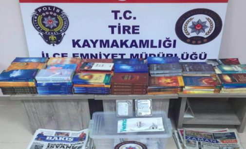 Livros e jornais usados como evidência para demonstrar seguidores do Gulen como terroristas