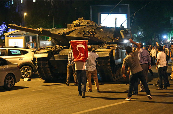 investigação tentativa golpe militar turquia tanques ruas bandeiras manifestantes investigacao akp parlamentar membro indicar