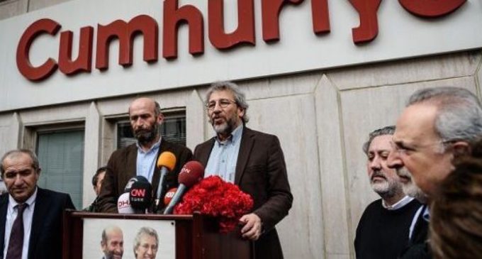 Editor-chefe e colunista do Cumhuriyet detidos pela polícia, pedido de prisão emitido para Can Dundar