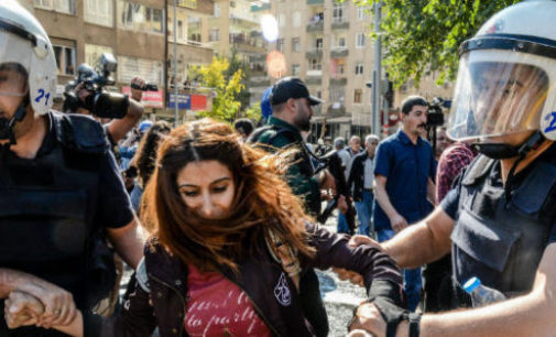 Polícia detém 25 pessoas que protestavam contra a prisão dos vice-prefeitos de Diyarbakir