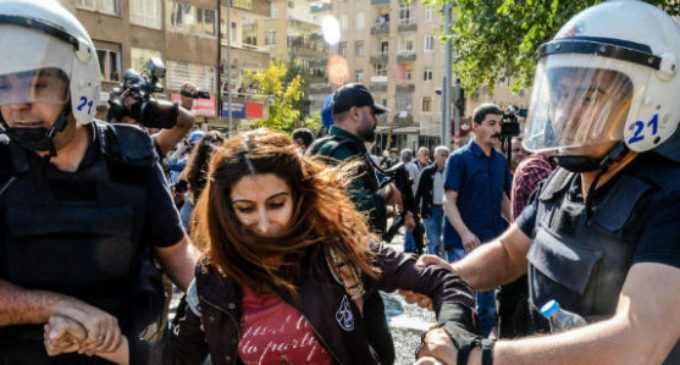 Polícia detém 25 pessoas que protestavam contra a prisão dos vice-prefeitos de Diyarbakir