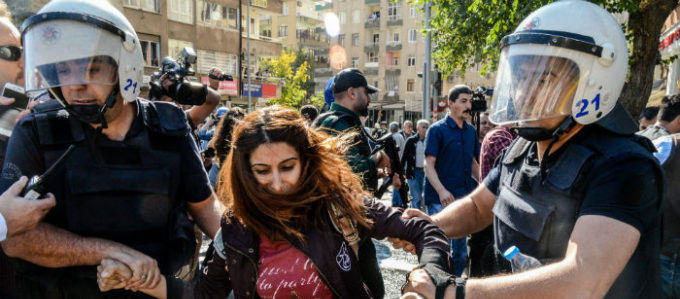diyarbakir vice-prefeitos presos manifestação protesto manifestantes prisão