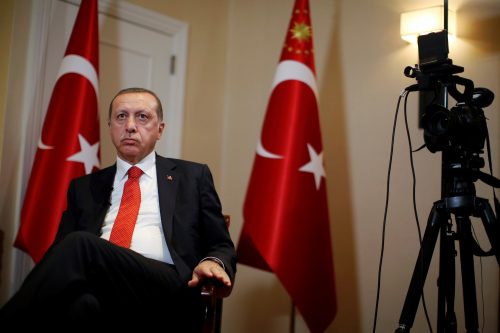 erdogan turquia presidente fase golpe expurgo bandeira violência