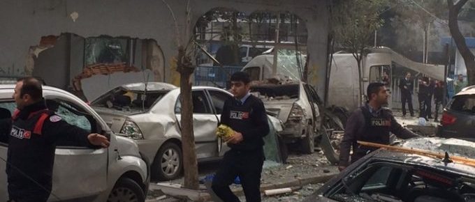 explosao bomba moto ataque terrorista istambul turquia yenibosna
