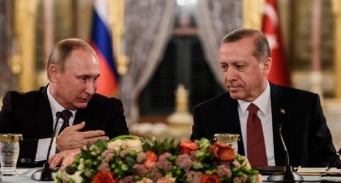 Turquia, Rússia assinam acordo de gás natural, normalizam as relações