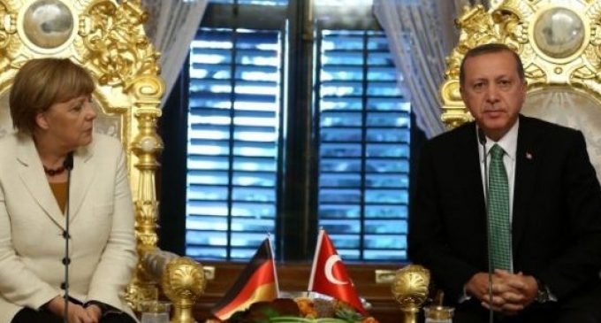 Erdogan e Angela Merkel discutem a crise dos refugiados ao telefone