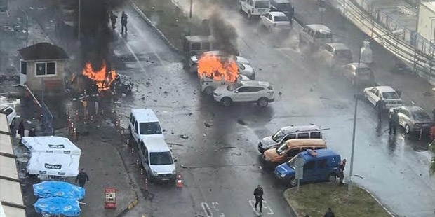 Esmirna Izmir tribunal carro bomba atentado ataque terrorista terrorismo Turquia